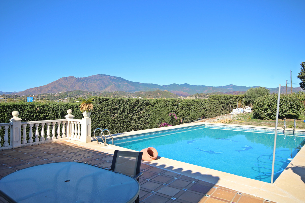 3 Bed, 2 Bath, HouseFor Sale, Estepona, Malaga