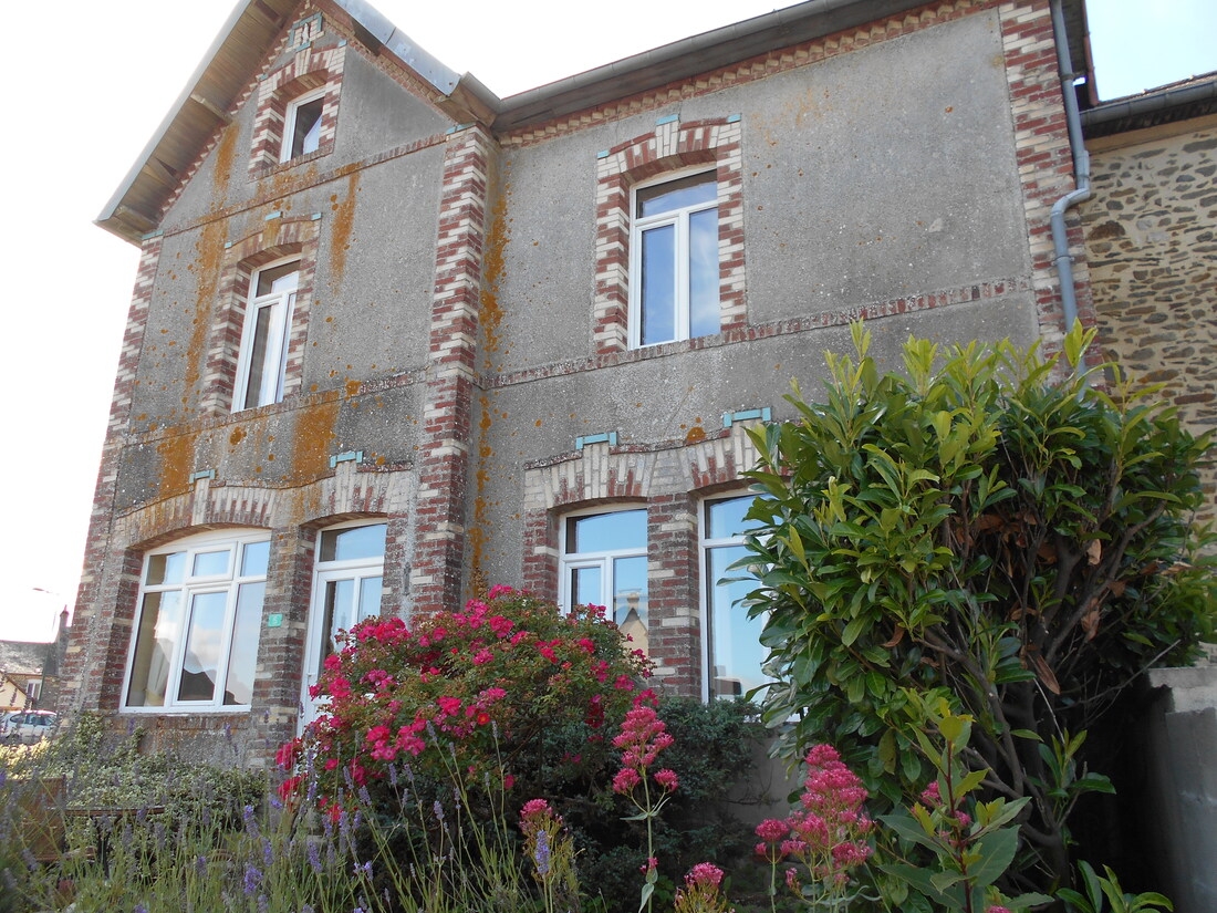 3 Bed, 1 Bath, HouseFor Sale, Saint-Cyr-en-Pail, Pays-de-la-Loire, 53140