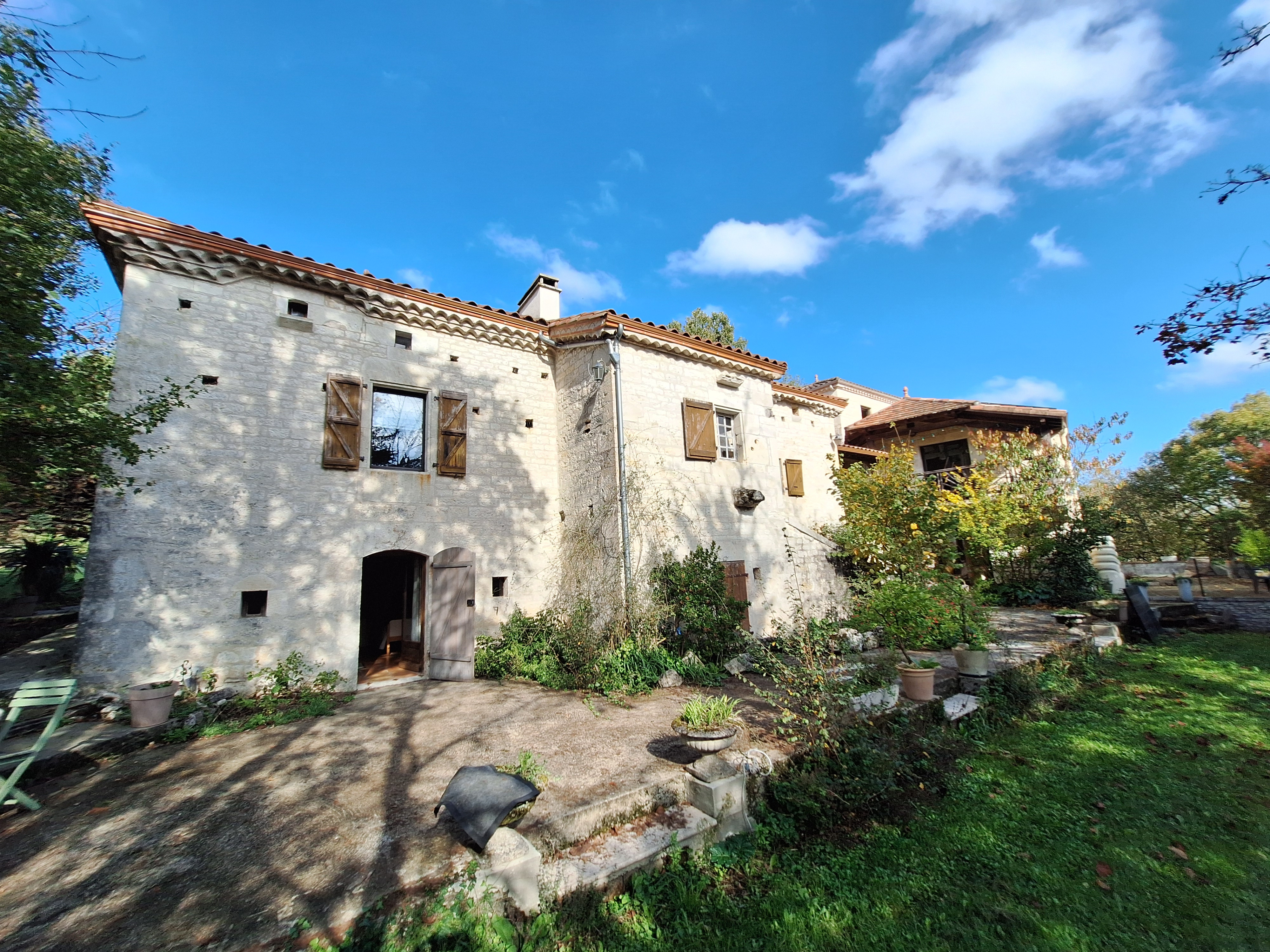 10 Bed, 8 Bath, HouseFor Sale, Montcuq, Lot, Midi-Pyrenees, 46800