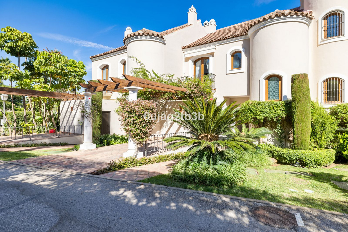 4 Bed, 3 Bath, HouseFor Sale, El Paraiso, Malaga