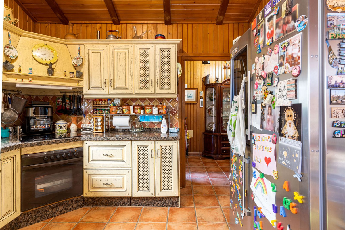 4 Bed, 3 Bath, HouseFor Sale, Estepona, Malaga