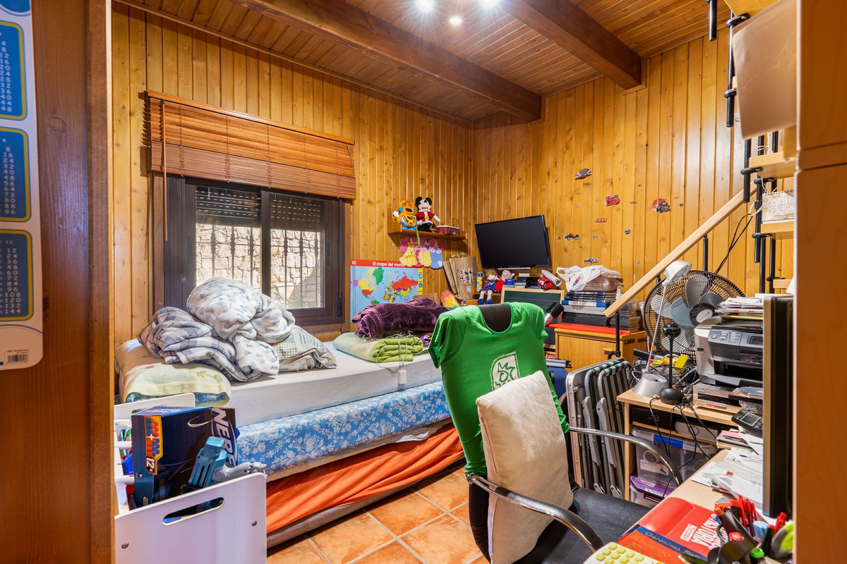 4 Bed, 3 Bath, HouseFor Sale, Estepona, Malaga