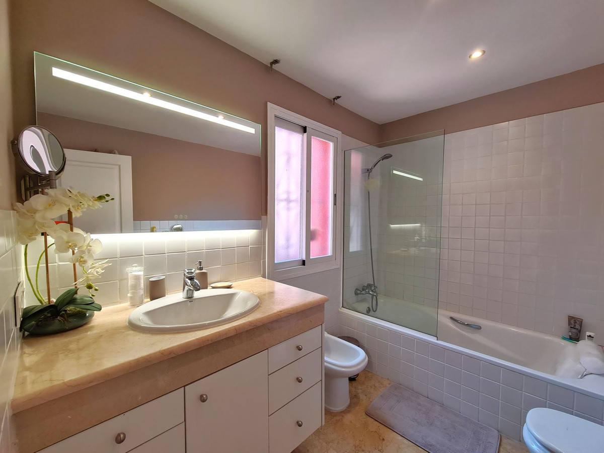 3 Bed, 2 Bath, HouseFor Sale, Estepona, Malaga