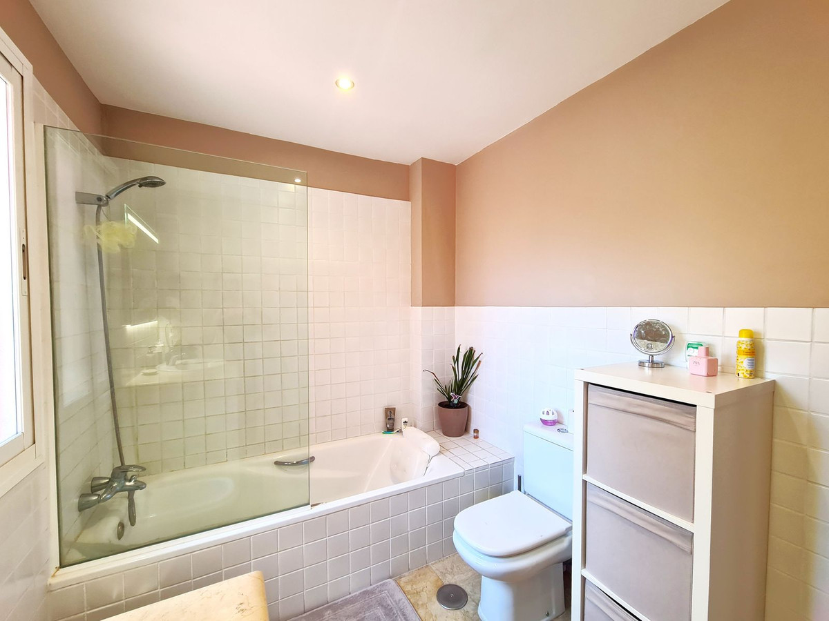 3 Bed, 2 Bath, HouseFor Sale, Estepona, Malaga