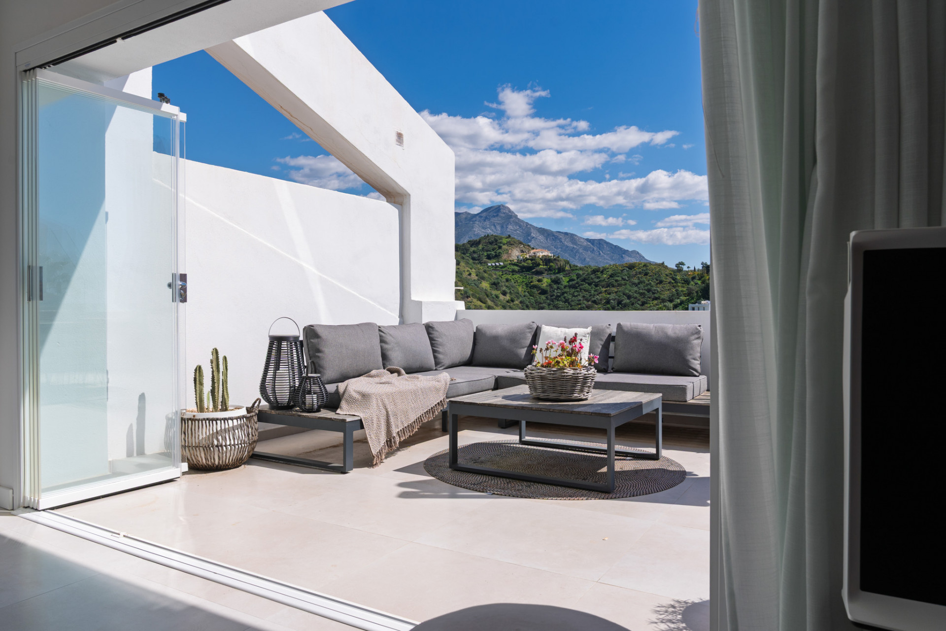 3 Bed, 2 Bath, ApartmentFor Sale, Benahavis, Malaga