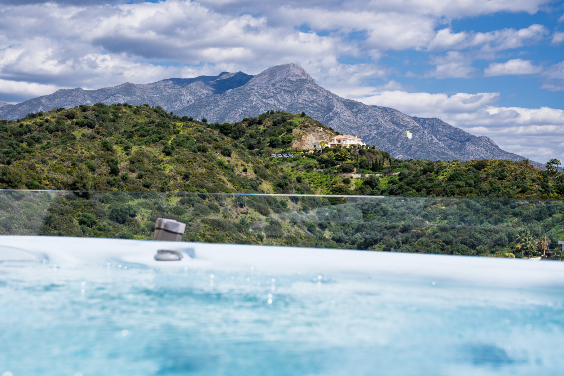 3 Bed, 2 Bath, ApartmentFor Sale, Benahavis, Malaga