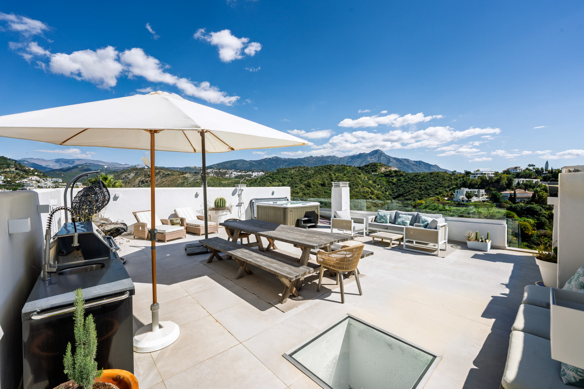 3 Bed, 2 Bath, ApartmentFor Sale, Benahavis, Malaga