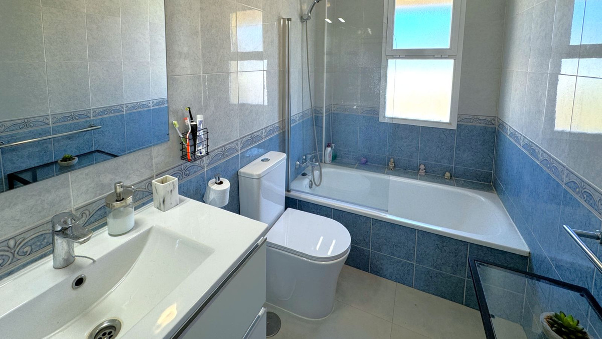 3 Bed, 2 Bath, HouseFor Sale, Estepona, Malaga