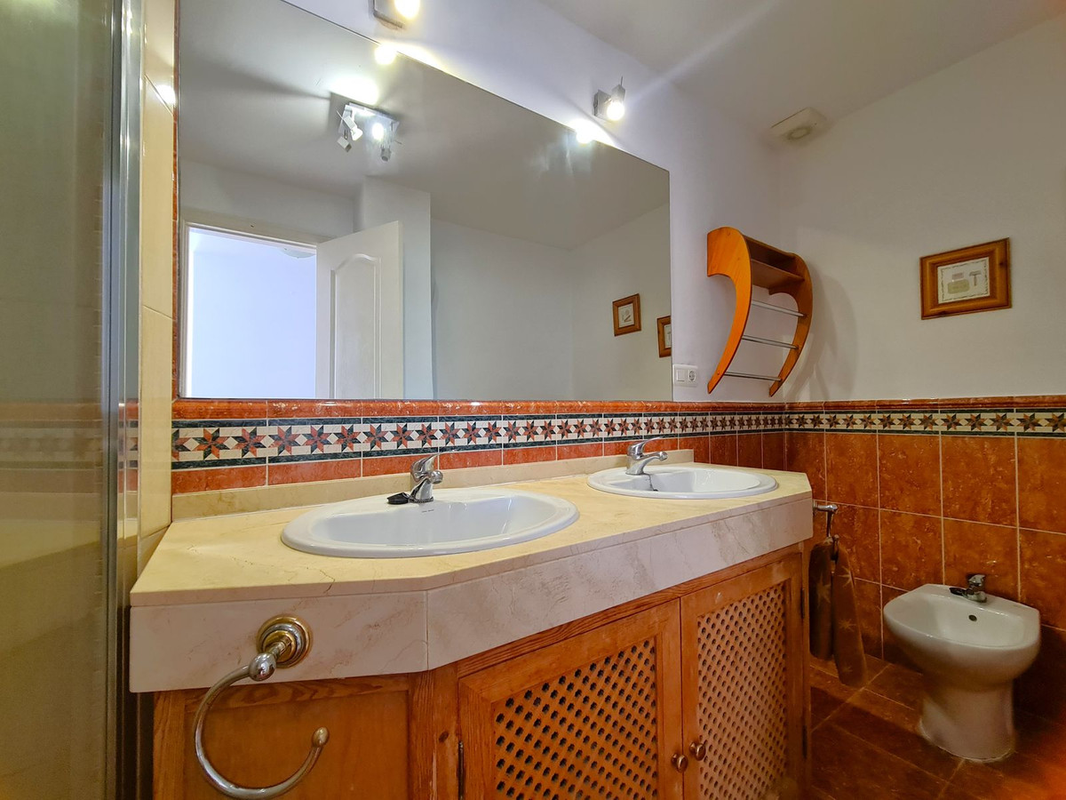 3 Bed, 2 Bath, ApartmentFor Sale, Estepona, Malaga