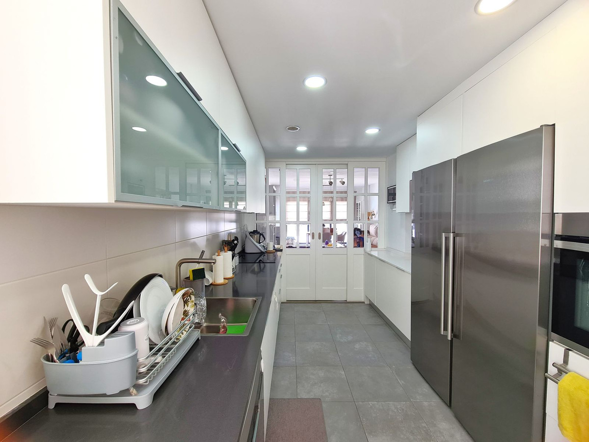 3 Bed, 2 Bath, ApartmentFor Sale, Estepona, Malaga