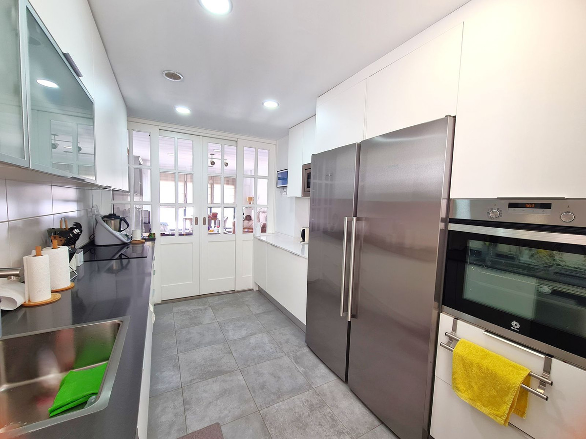 3 Bed, 2 Bath, ApartmentFor Sale, Estepona, Malaga