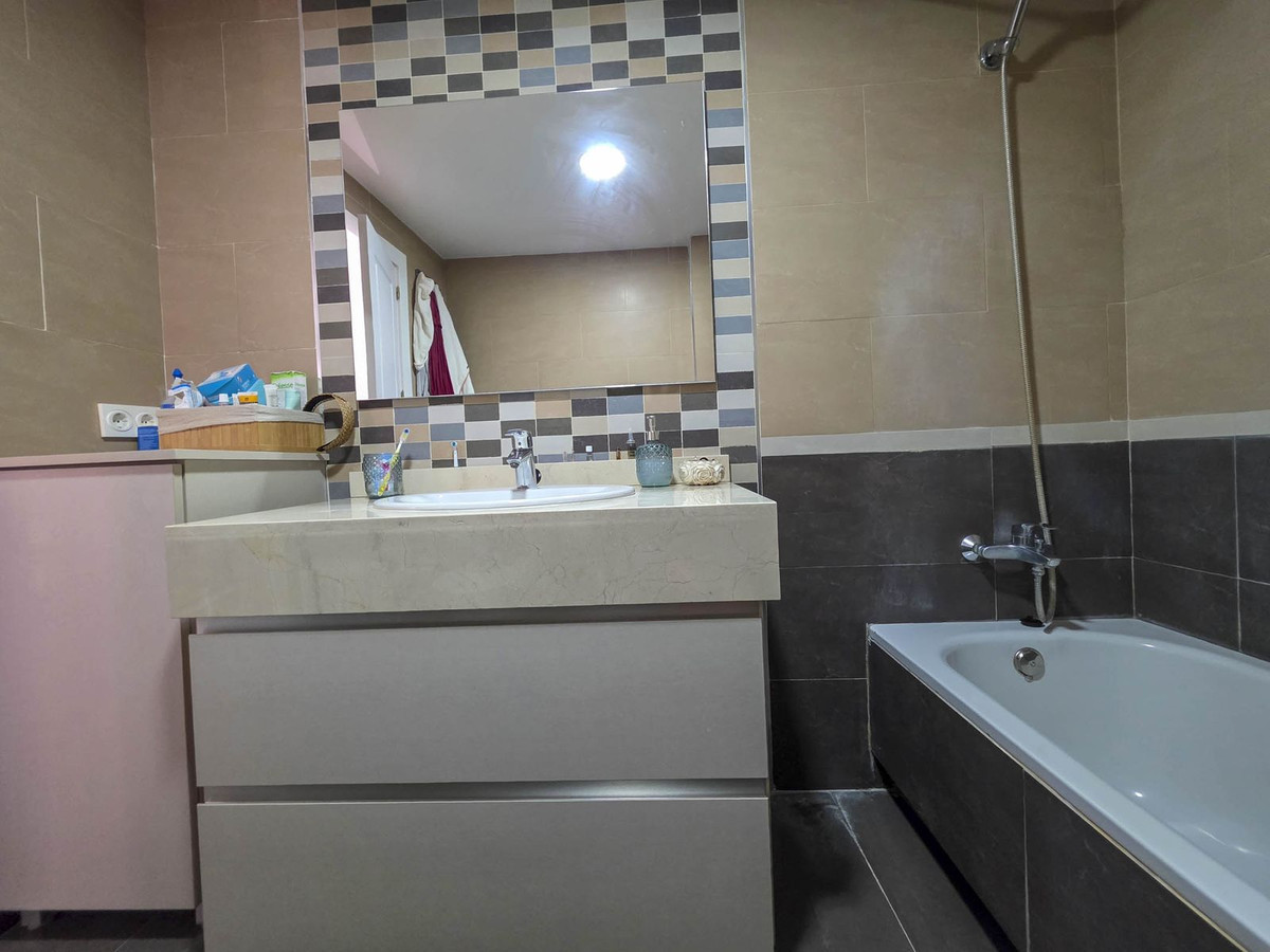 3 Bed, 2 Bath, ApartmentFor Sale, La Duquesa, Malaga