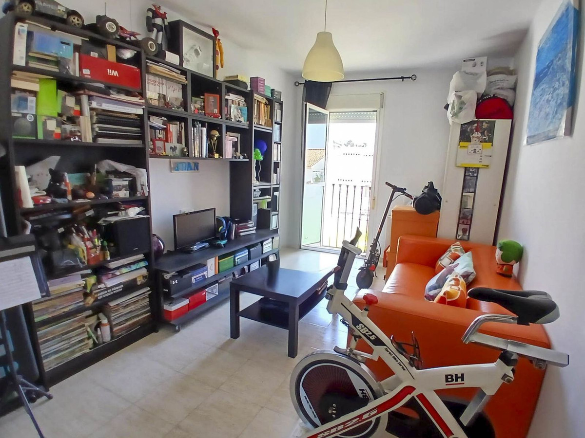 3 Bed, 2 Bath, ApartmentFor Sale, Estepona, Malaga