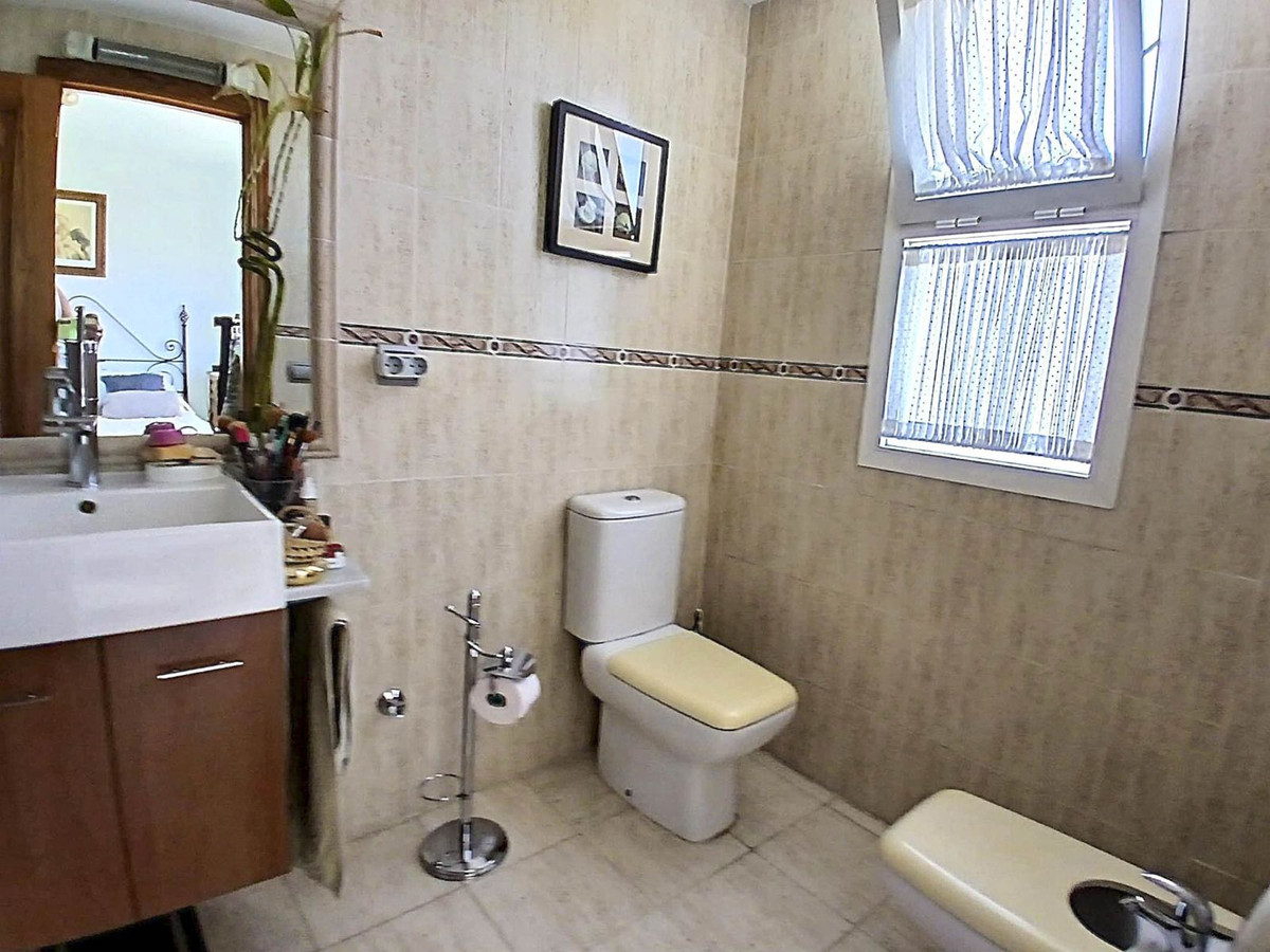 3 Bed, 2 Bath, ApartmentFor Sale, Estepona, Malaga