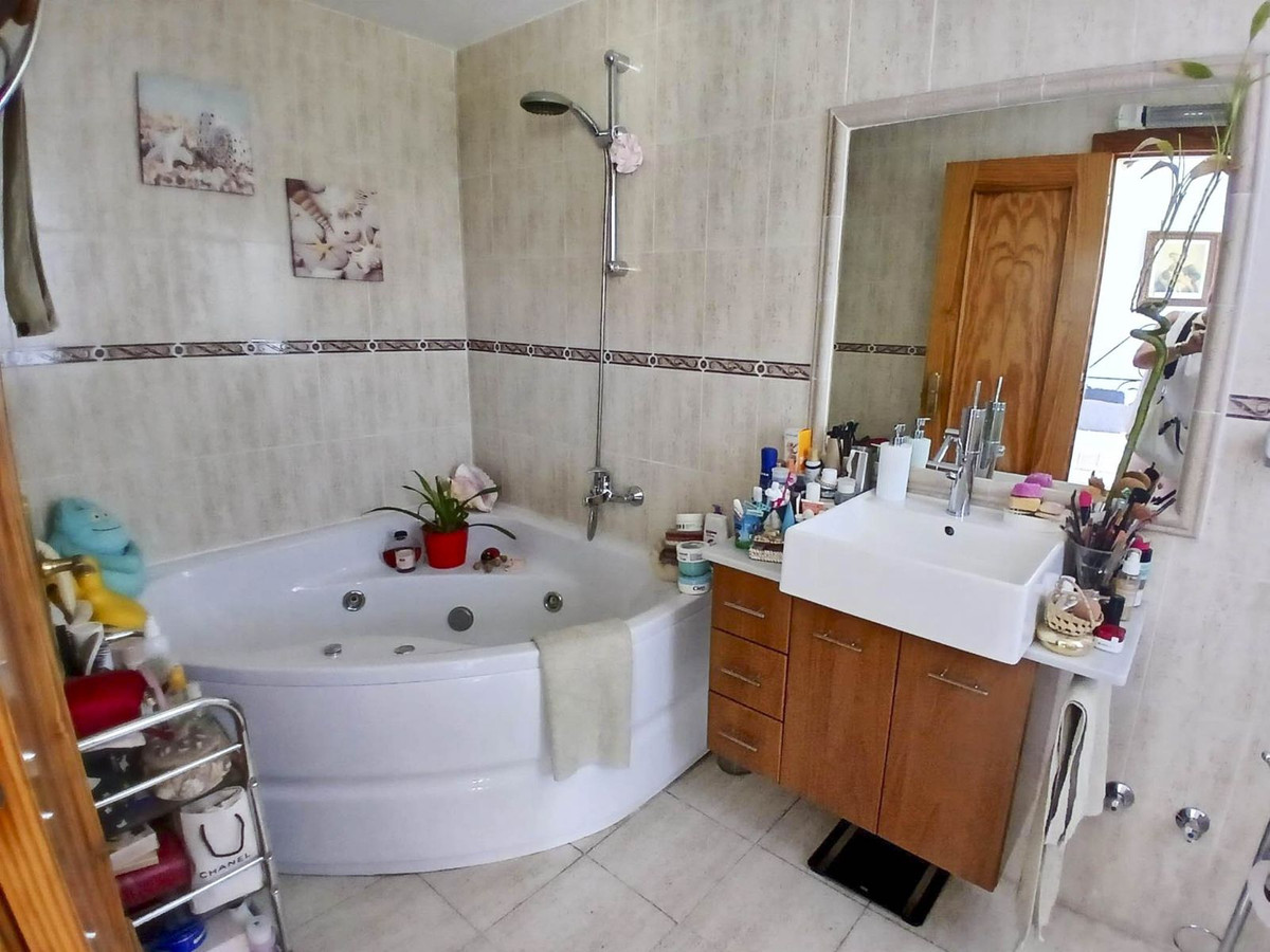 3 Bed, 2 Bath, ApartmentFor Sale, Estepona, Malaga