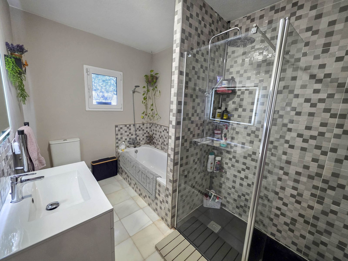 4 Bed, 3 Bath, HouseFor Sale, La Duquesa, Malaga