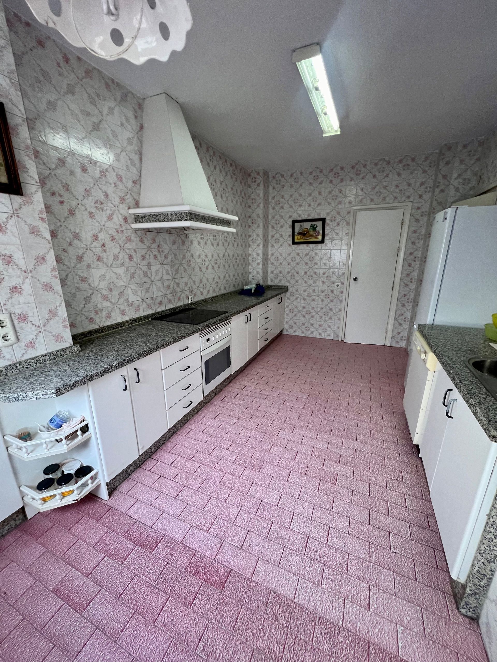 4 Bed, 2 Bath, ApartmentFor Sale, Malaga city, Malaga, 29000