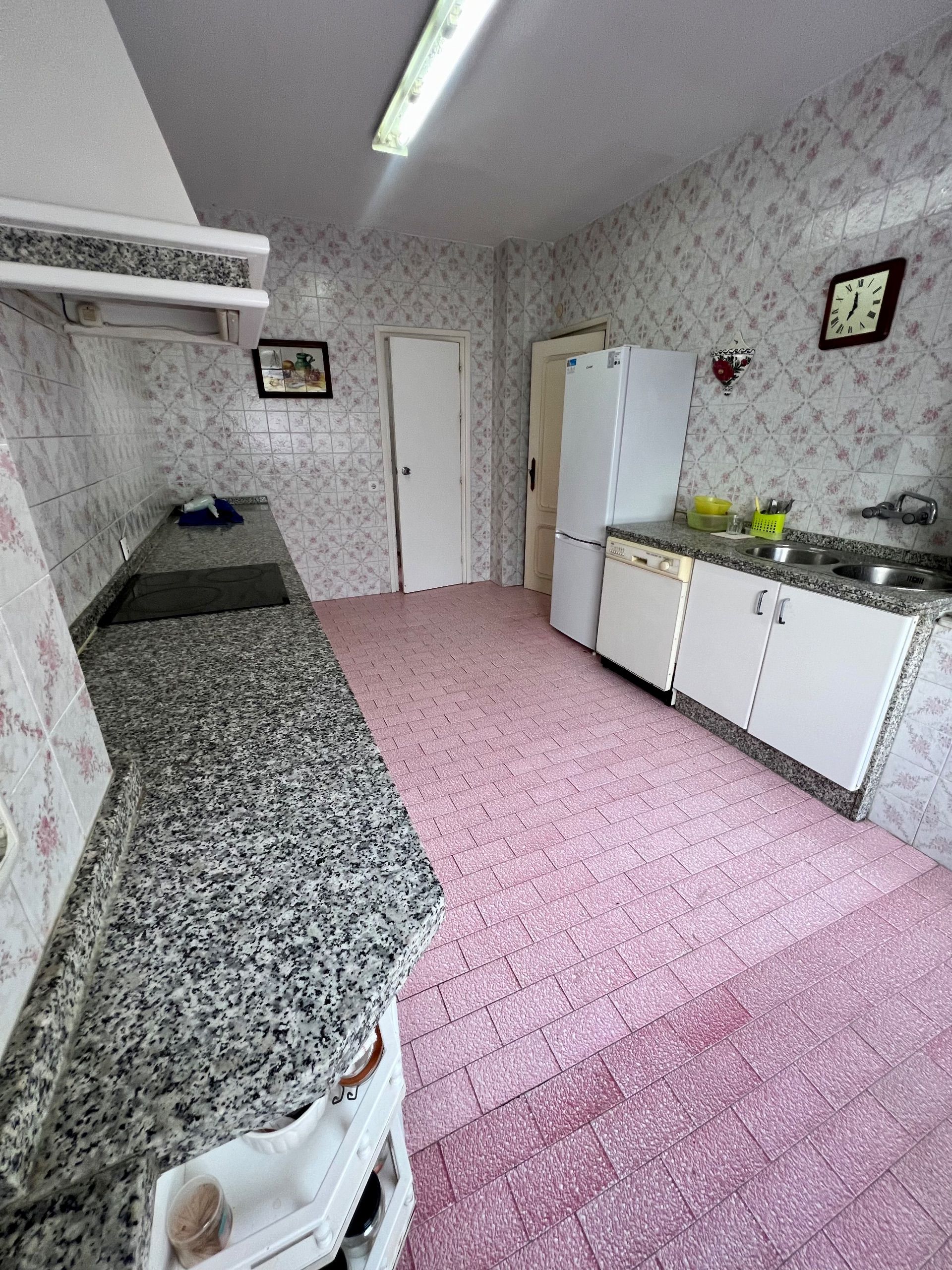 4 Bed, 2 Bath, ApartmentFor Sale, Malaga city, Malaga, 29000