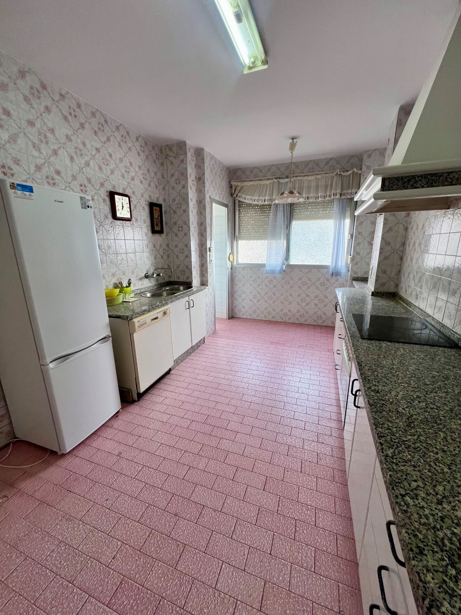 4 Bed, 2 Bath, ApartmentFor Sale, Malaga city, Malaga, 29000