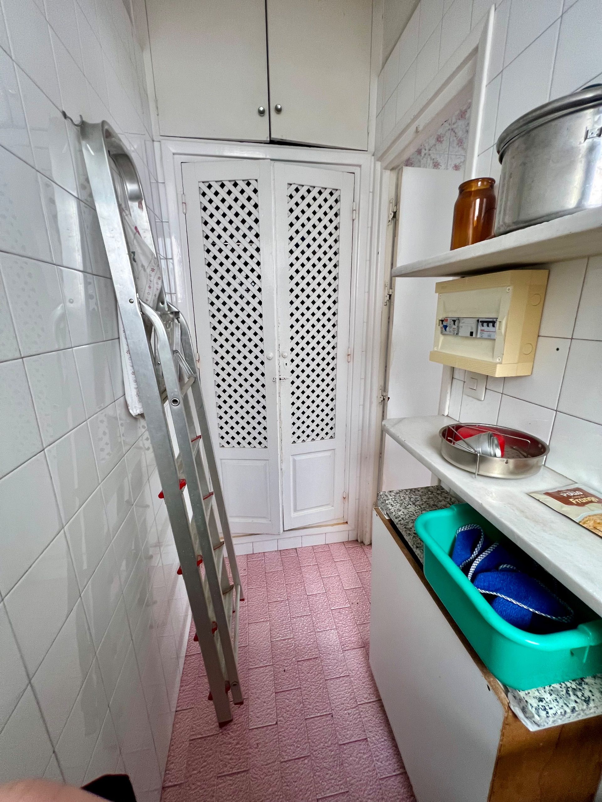 4 Bed, 2 Bath, ApartmentFor Sale, Malaga city, Malaga, 29000