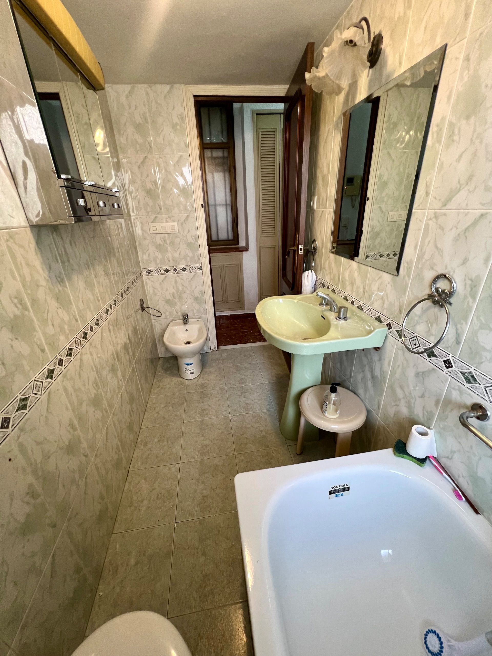 4 Bed, 2 Bath, ApartmentFor Sale, Malaga city, Malaga, 29000