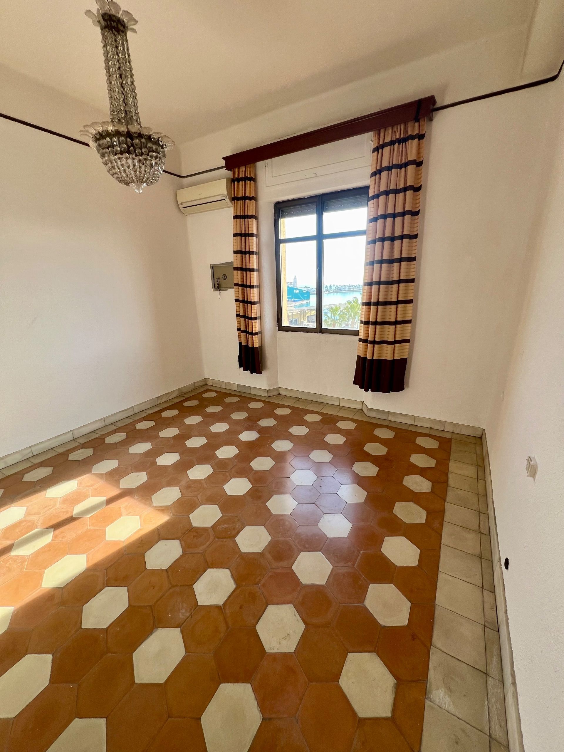 4 Bed, 2 Bath, ApartmentFor Sale, Malaga city, Malaga, 29000