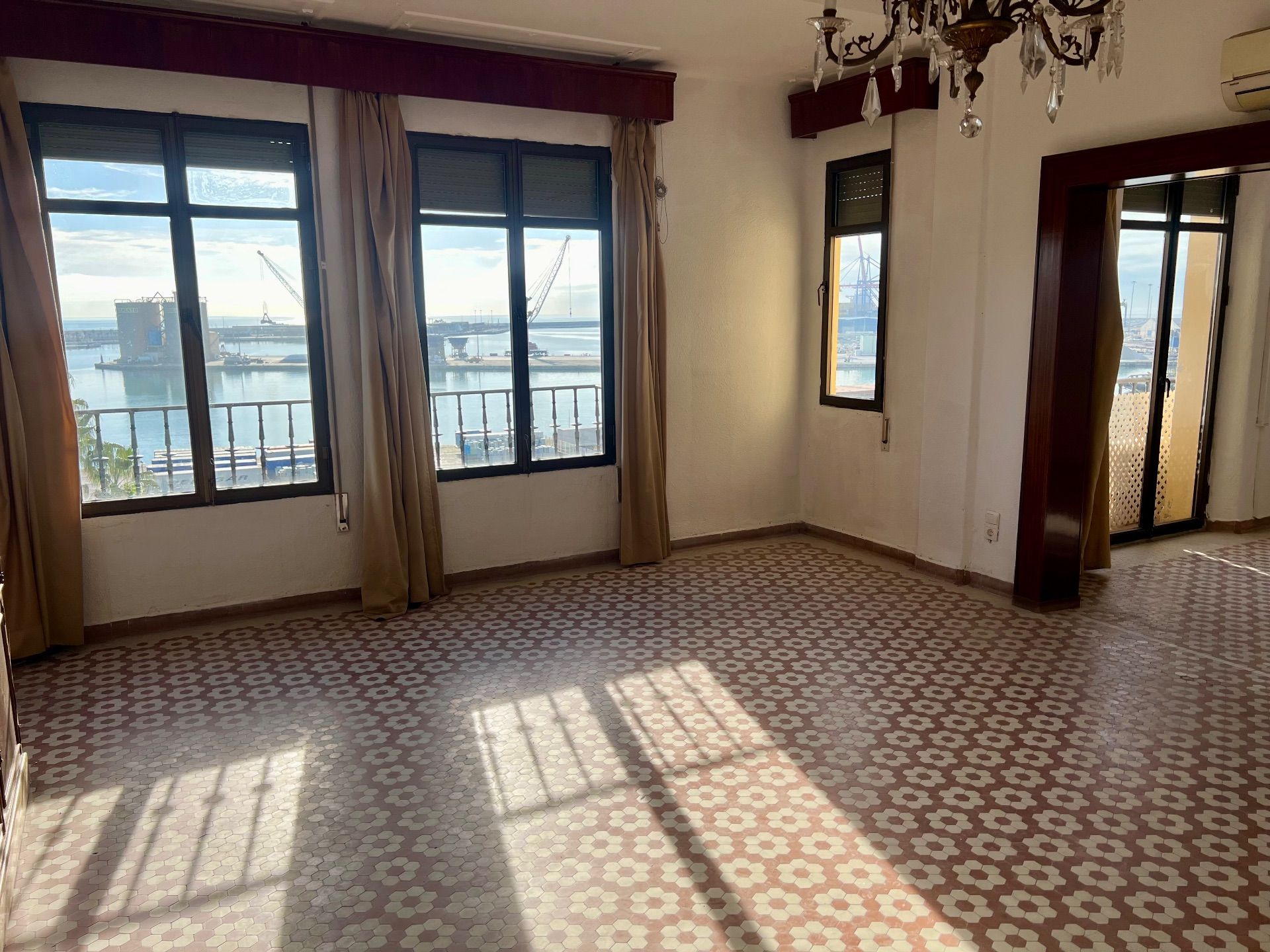 4 Bed, 2 Bath, ApartmentFor Sale, Malaga city, Malaga, 29000