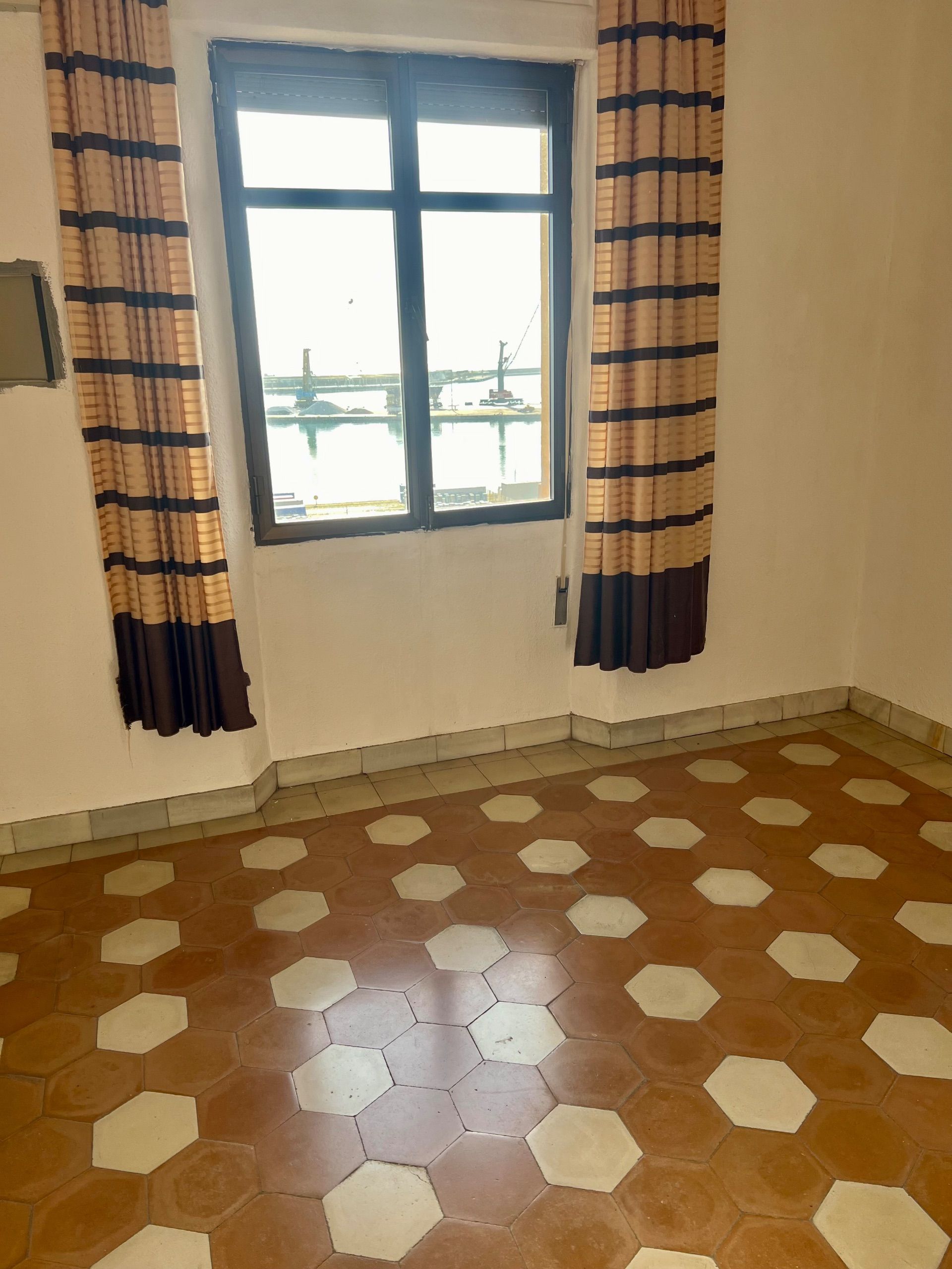4 Bed, 2 Bath, ApartmentFor Sale, Malaga city, Malaga, 29000