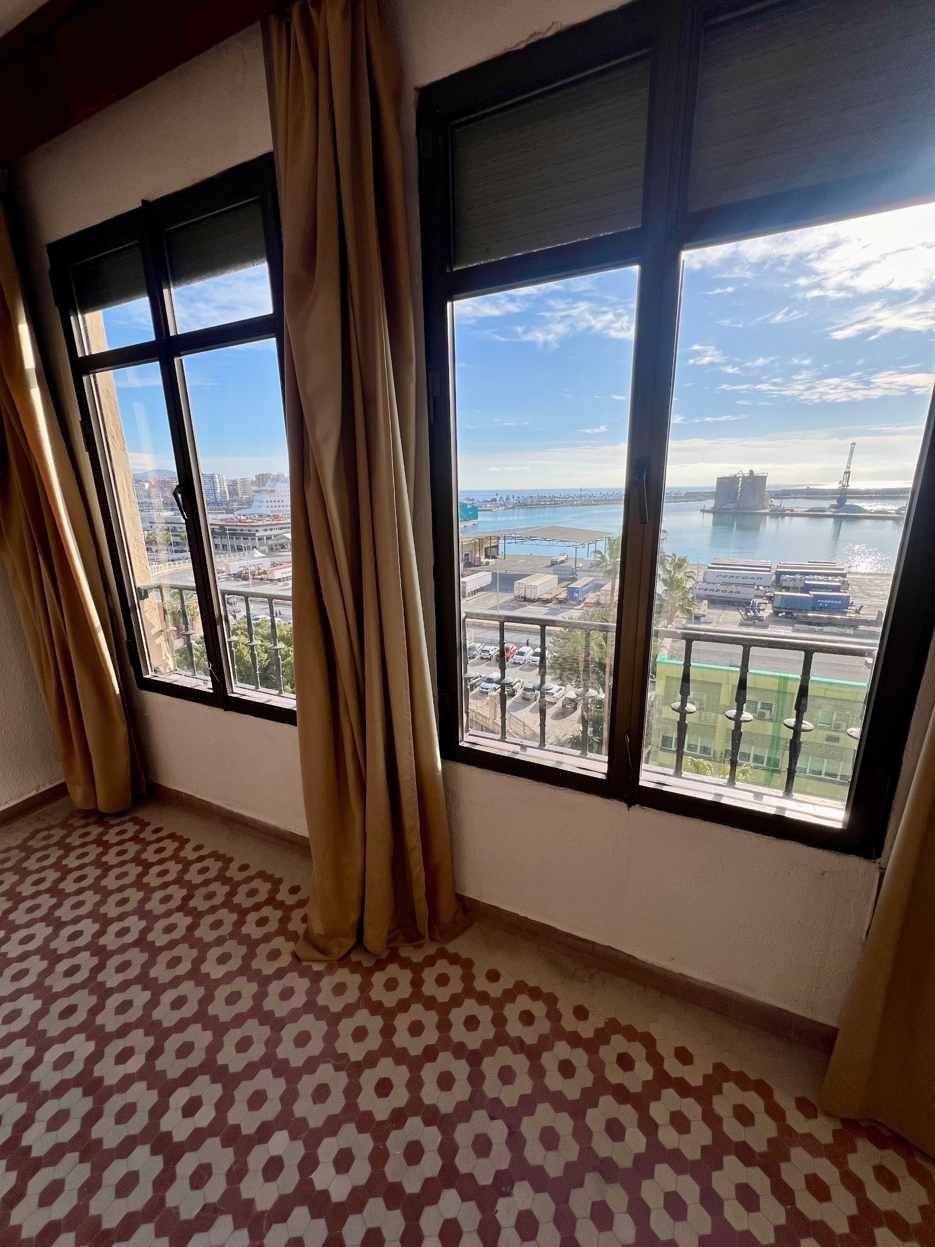 4 Bed, 2 Bath, ApartmentFor Sale, Malaga city, Malaga, 29000