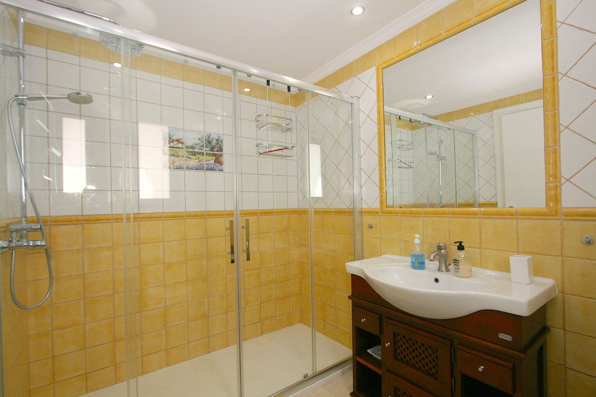 4 Bed, 2 Bath, ApartmentFor Sale, Fuengirola, Malaga