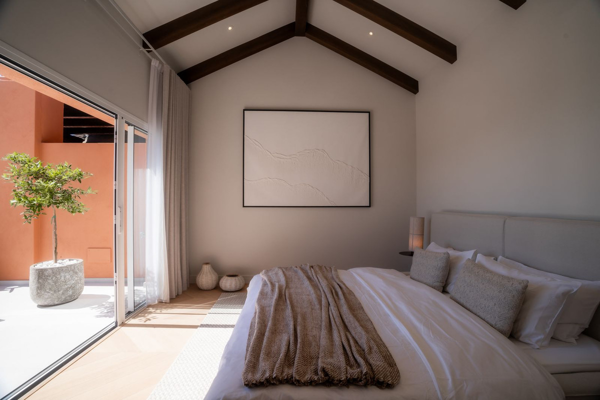 4 Bed, 3 Bath, ApartmentFor Sale, Nueva Andalucia, Malaga