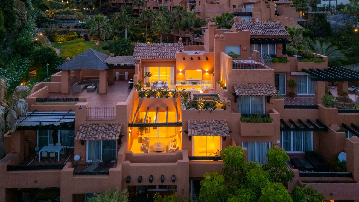 4 Bed, 3 Bath, ApartmentFor Sale, Nueva Andalucia, Malaga