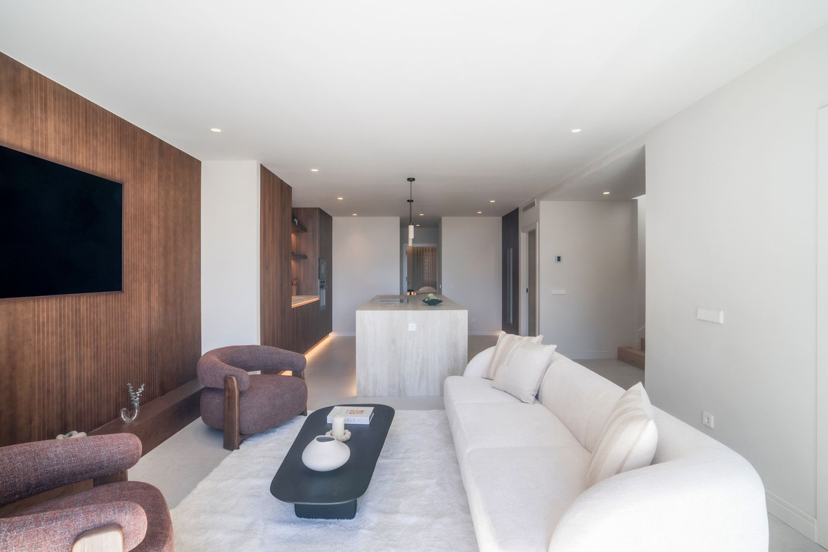 4 Bed, 3 Bath, ApartmentFor Sale, Nueva Andalucia, Malaga