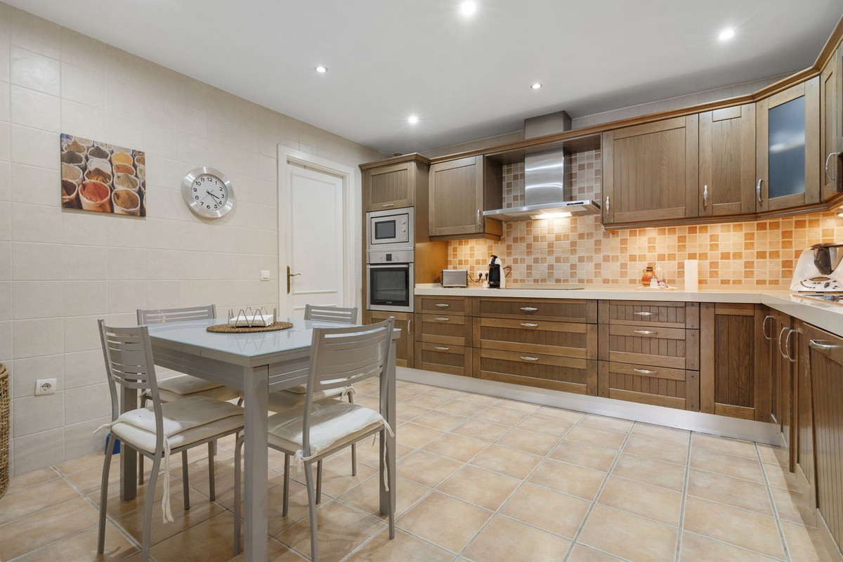 3 Bed, 3 Bath, ApartmentFor Sale, Nueva Andalucia, Malaga