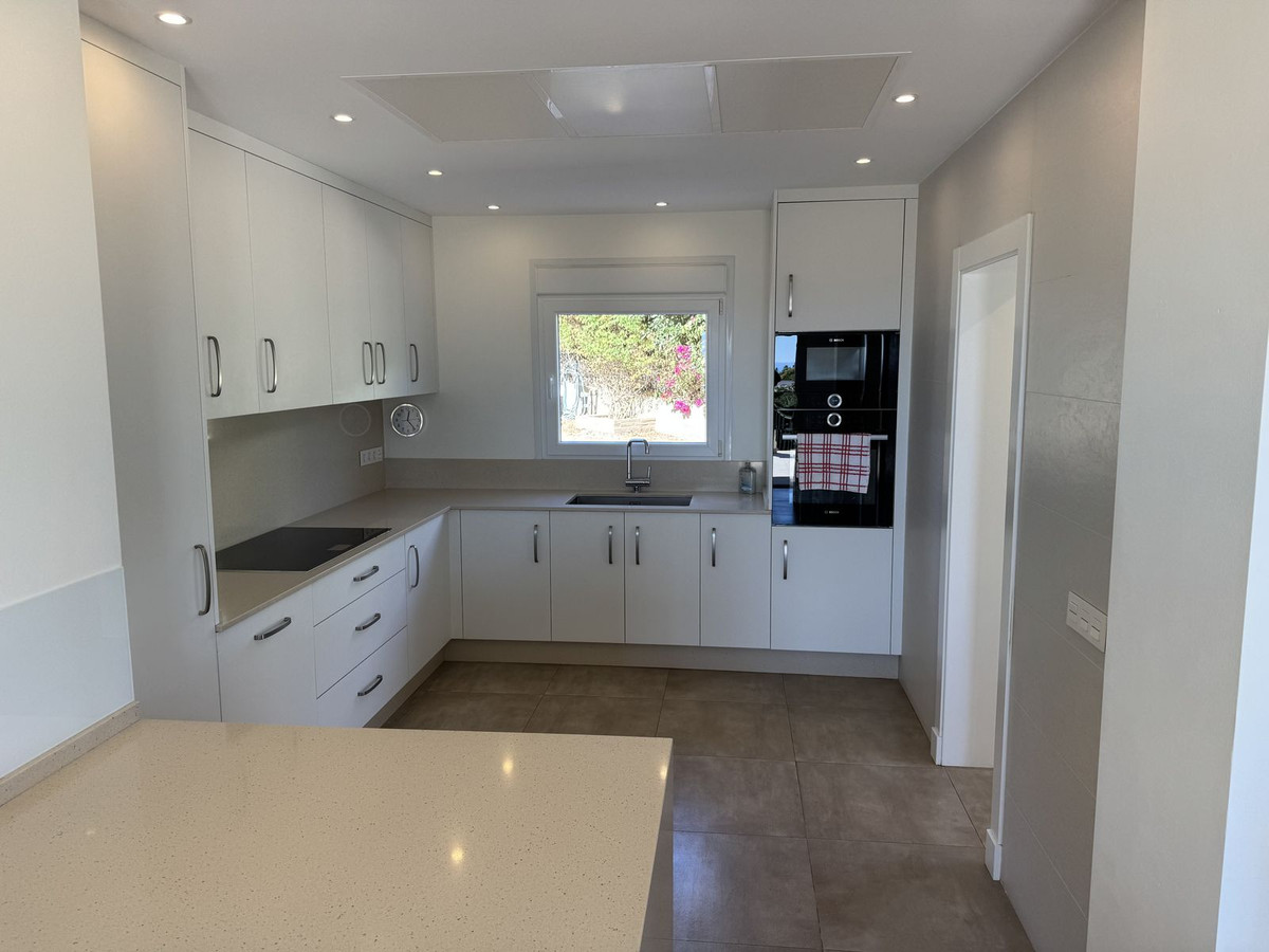 5 Bed, 4 Bath, HouseFor Sale, Estepona, Malaga