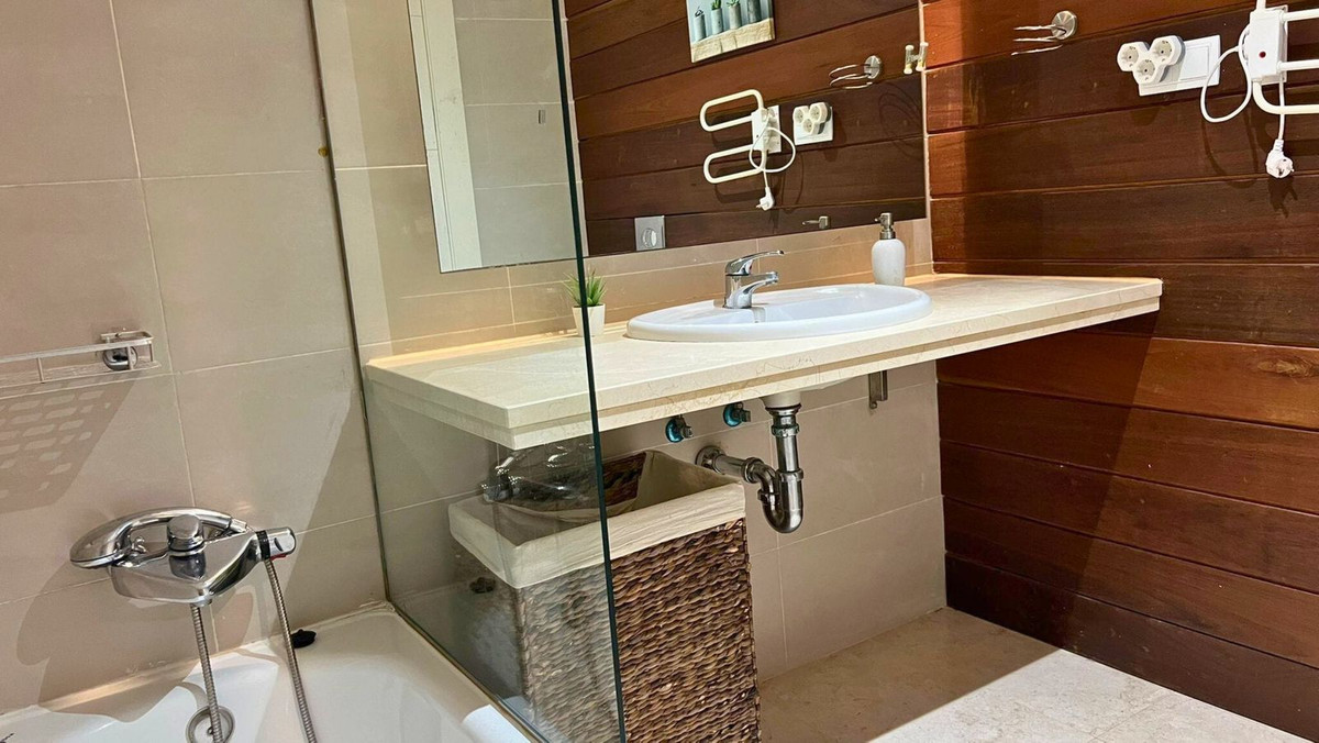 3 Bed, 2 Bath, ApartmentFor Sale, La Duquesa, Malaga