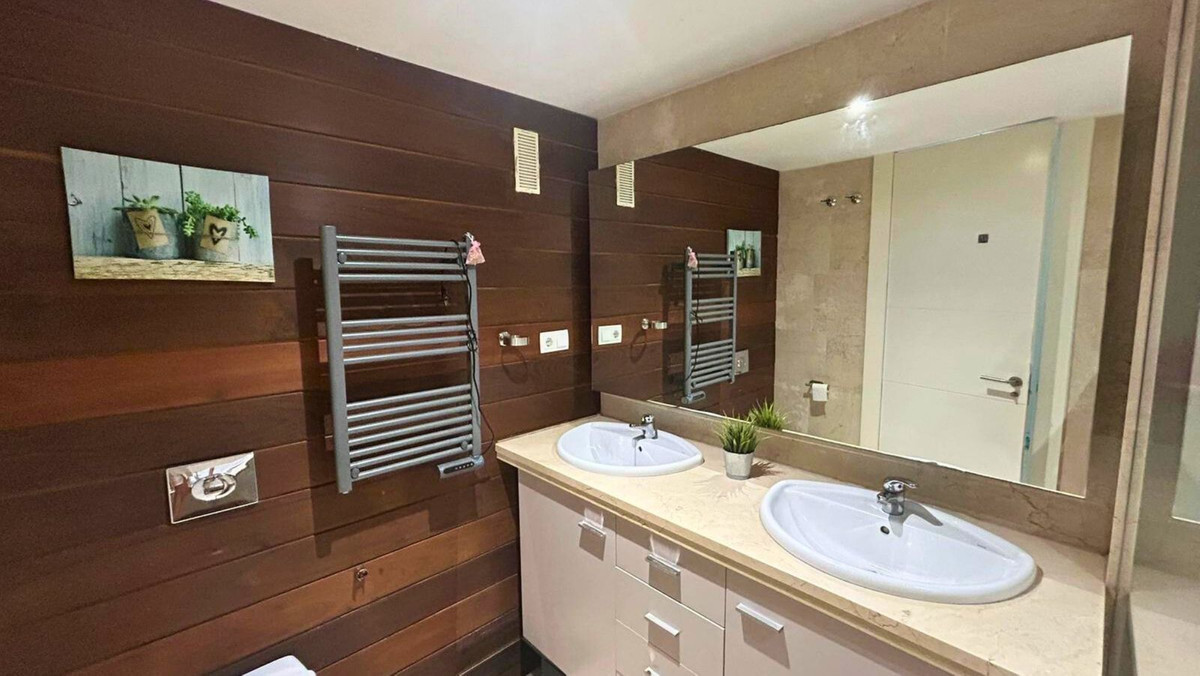 3 Bed, 2 Bath, ApartmentFor Sale, La Duquesa, Malaga