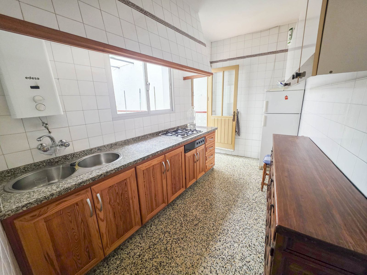 5 Bed, 1 Bath, HouseFor Sale, Estepona, Malaga