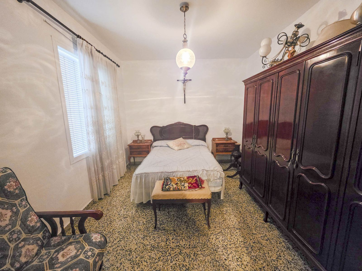 5 Bed, 1 Bath, HouseFor Sale, Estepona, Malaga