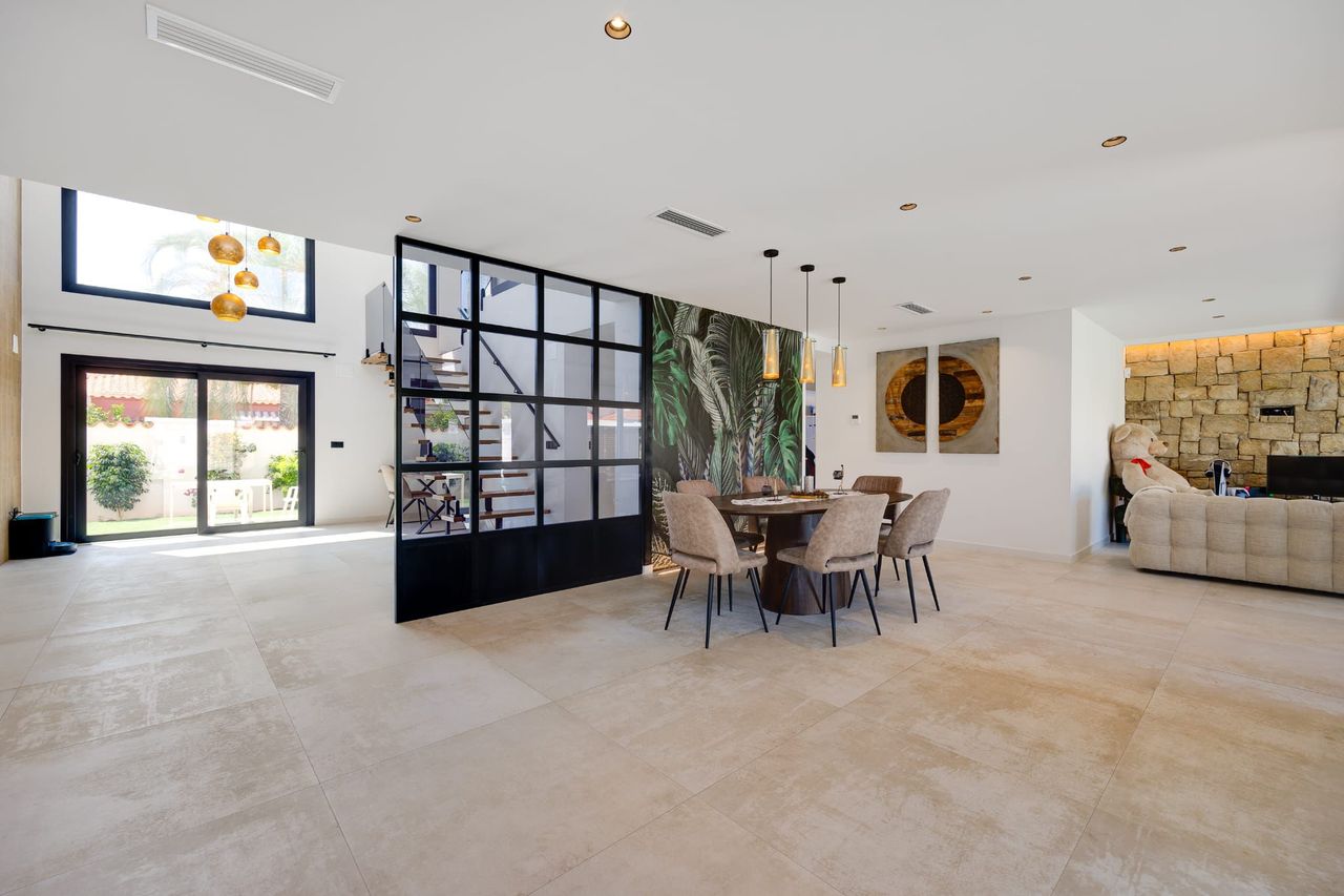 5 Bed, 4 Bath, HouseFor Sale, Torrevieja, Alicante