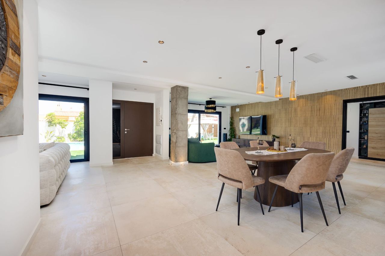 5 Bed, 4 Bath, HouseFor Sale, Torrevieja, Alicante