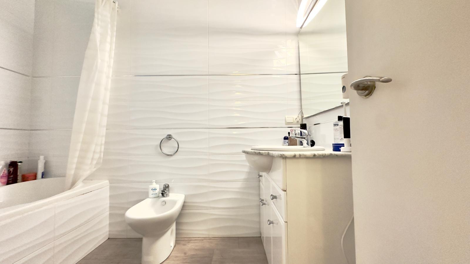 4 Bed, 1 Bath, ApartmentFor Sale, Torrevieja, Alicante