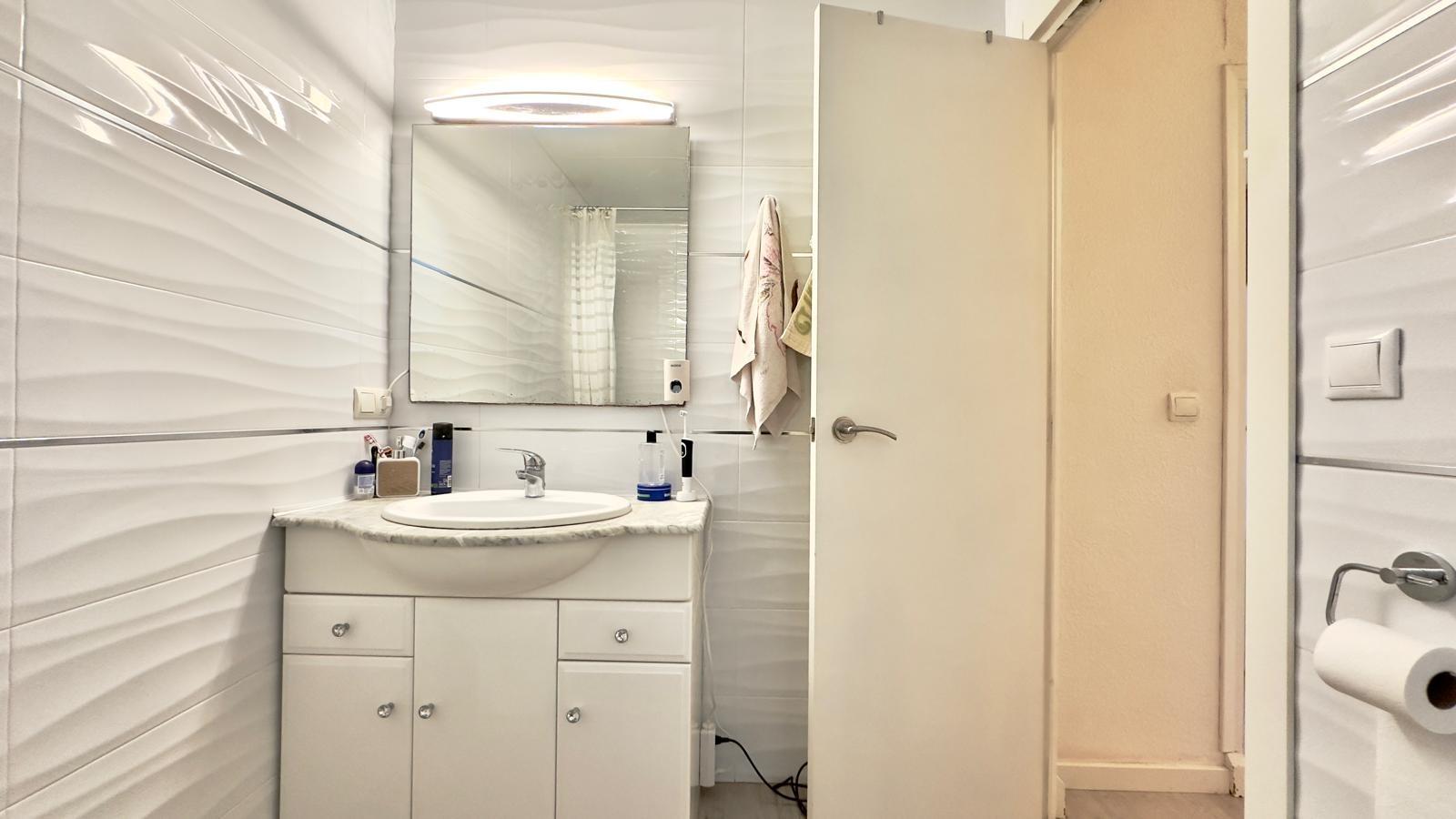 4 Bed, 1 Bath, ApartmentFor Sale, Torrevieja, Alicante