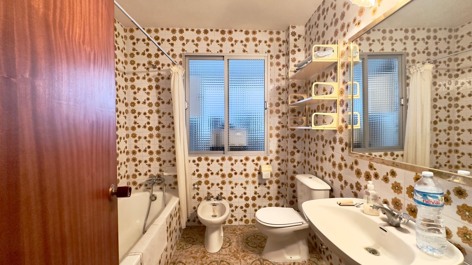 4 Bed, 2 Bath, ApartmentFor Sale, Torrevieja, Alicante