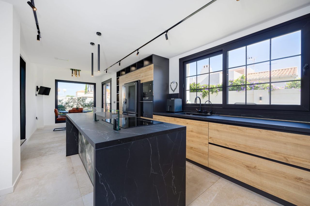 5 Bed, 4 Bath, HouseFor Sale, Torrevieja, Alicante