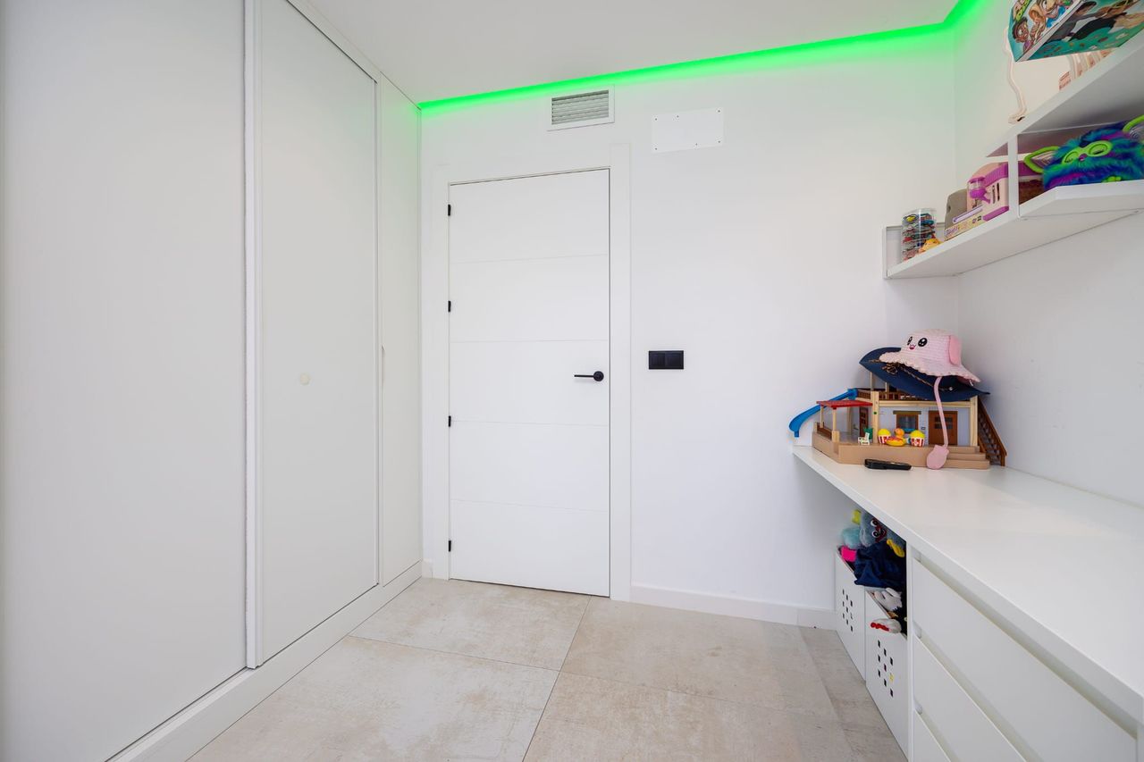 5 Bed, 4 Bath, HouseFor Sale, Torrevieja, Alicante