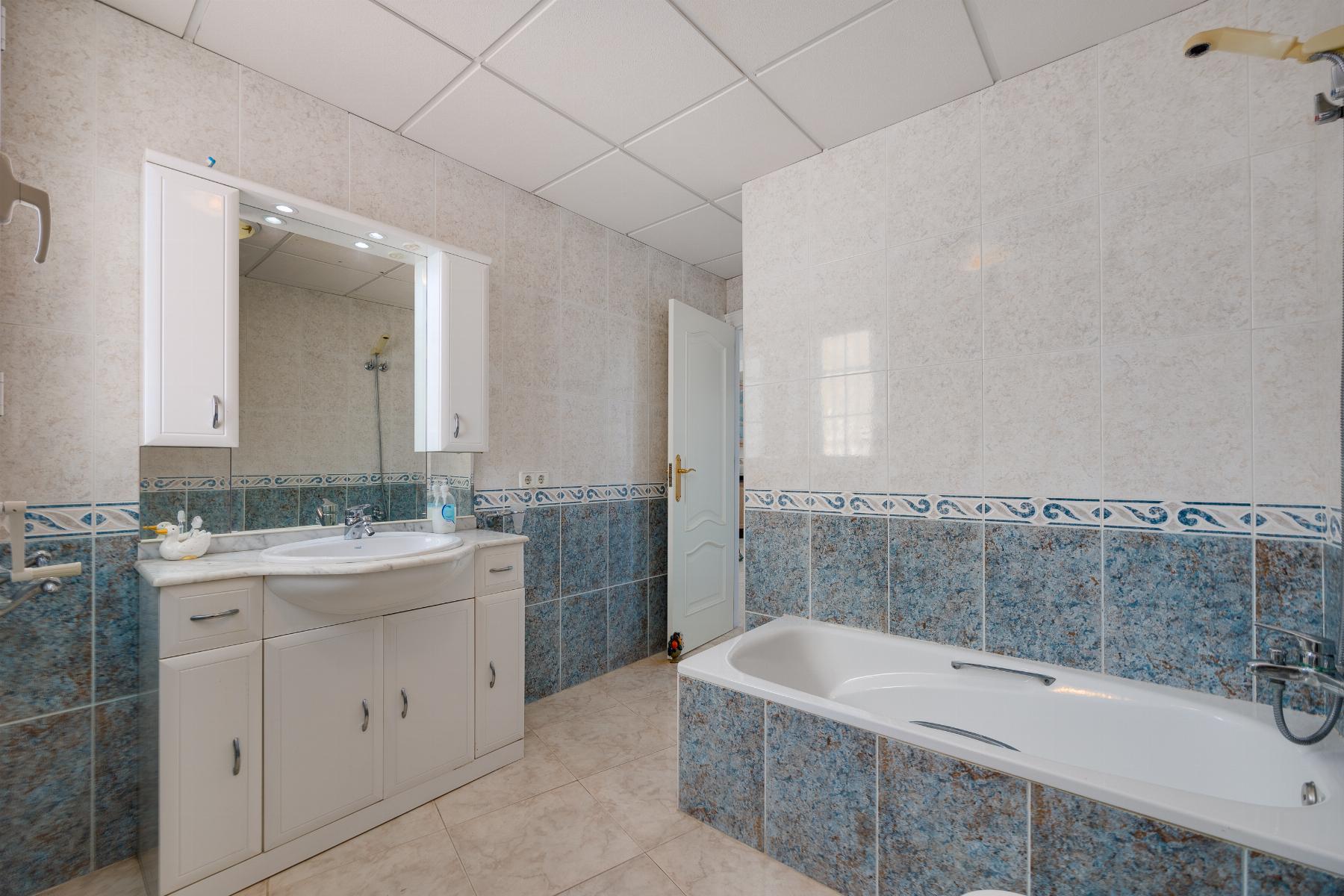 4 Bed, 2 Bath, ApartmentFor Sale, Torrevieja, Alicante