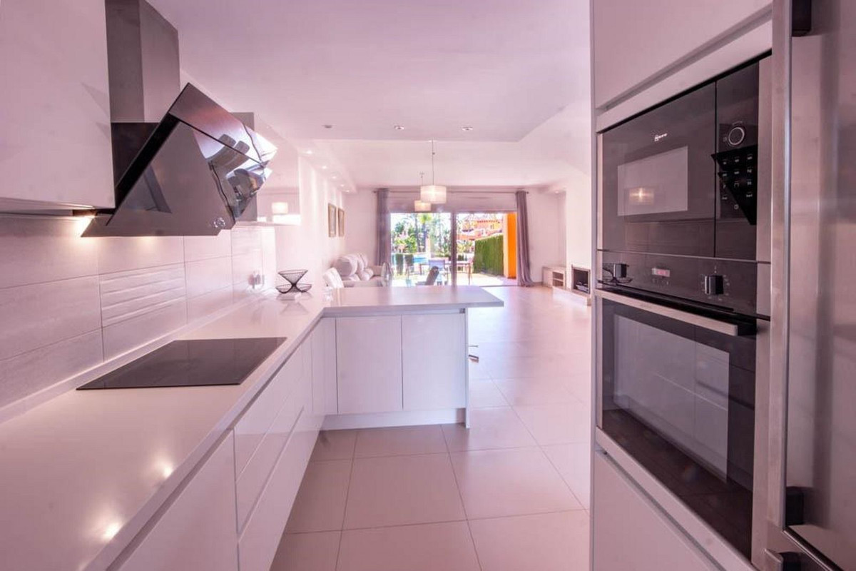 3 Bed, 3 Bath, HouseFor Sale, El Paraíso, Estepona, Malaga