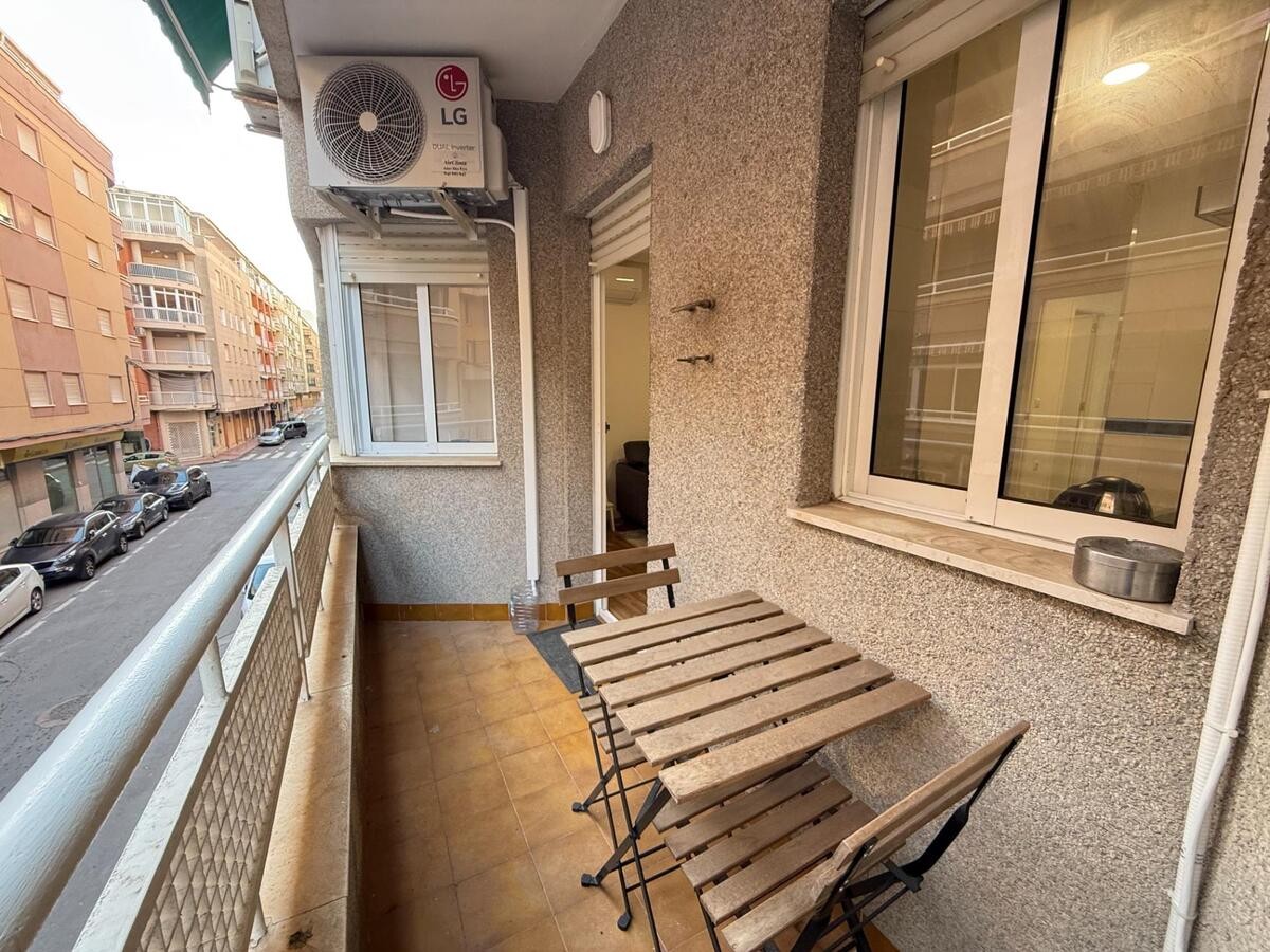 4 Bed, 1 Bath, ApartmentFor Sale, Torrevieja, Alicante