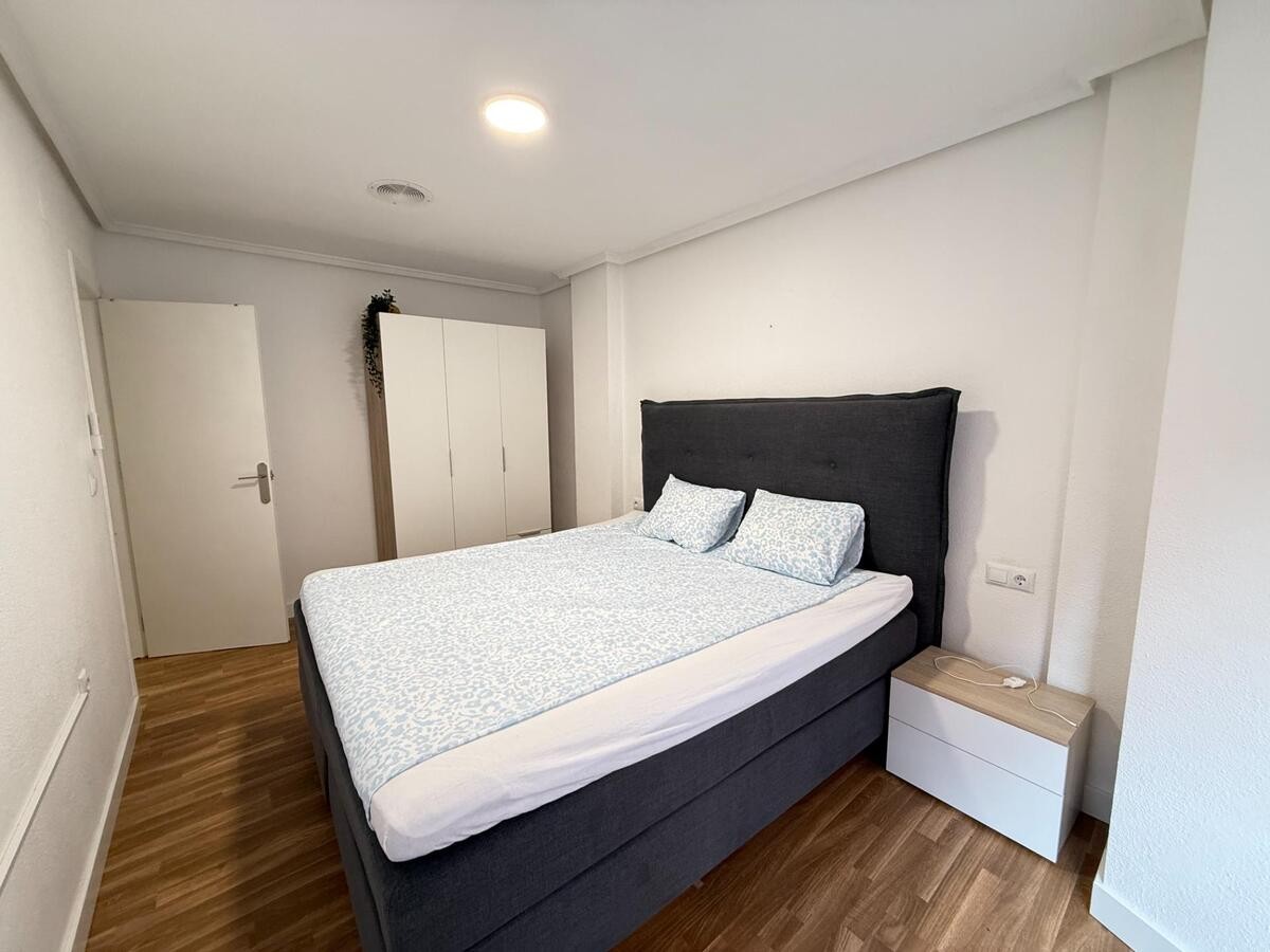 4 Bed, 1 Bath, ApartmentFor Sale, Torrevieja, Alicante